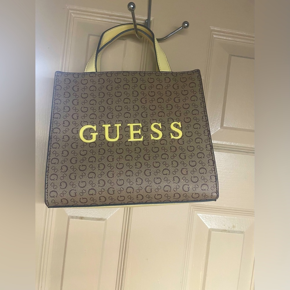 Brand new GUESS bag comes with strap to make it a crossbody.